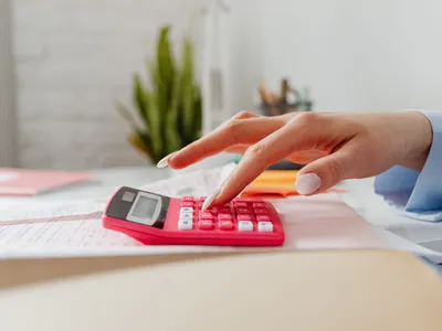 Cum se va calcula salariul bugetarilor potrivit noii Legi a salarizării: formula completă, de la brut la net