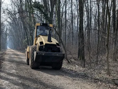 Sfidare uriașă a dezvoltatorilor Greenfield: consolidează drumul forestier prin pădurea Băneasa, deși Ministerul Mediului l-a declarat ilegal (sursa: Facebook/Asociația Parcul Natural București)