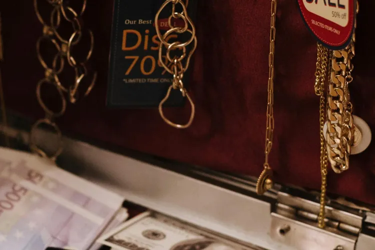 Cum să-ți gestionezi economiile în 2025 (sursa: Pexels/Ron Lach)