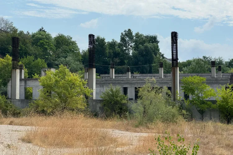 Bazin olimpic - proiectat, construit parțial, abandonat (sursa: defapt.ro)