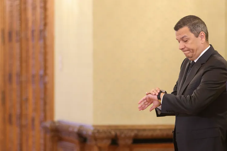 Grindeanu amenință presa cu plângeri penale după anunțul Fitch privind riscul retrogrădării României la junk, dacă instabilitatea politică mai continuă