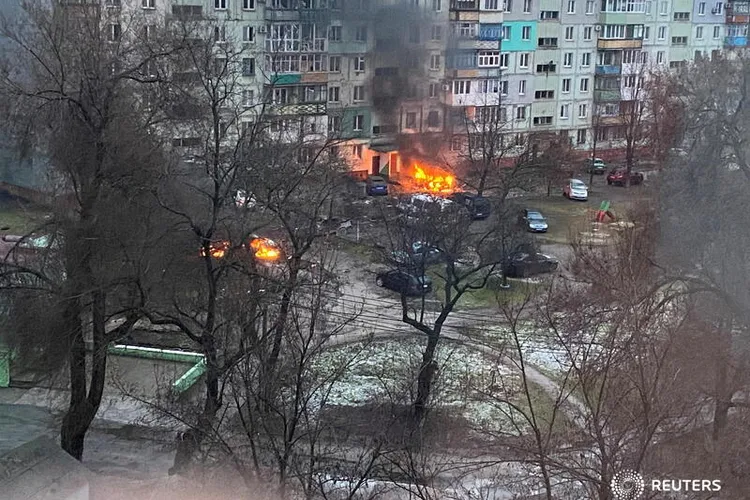 Rusia: ucrainenii, evacuați în orașe rusești. În imagine, Mariupol bombardat. Sursă: Twitter Reuters 