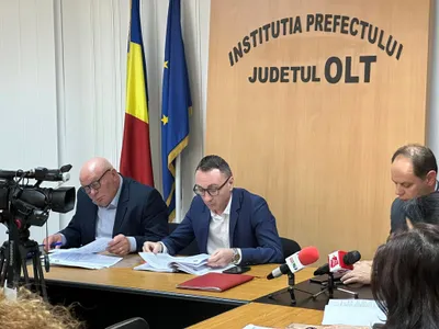 Prefectul și subprefectul de Olt s-au jucat de-a Rambo cu Kalashnikovul și acum au fost suspendați Foto: Facebook