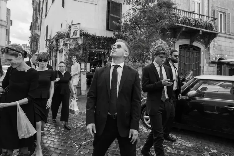 VIDEO Imagini virale cu premierul Ungariei, Peter Magyar, dansând pe străzile din Roma și plimbându-se pe Vespa