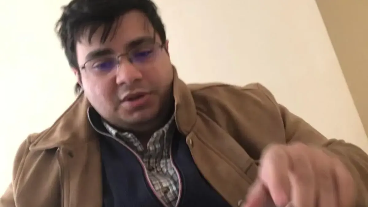 Falsul căpitan SRI Isfan, lăsat liber de judecători (sursa: criticarad.ro)