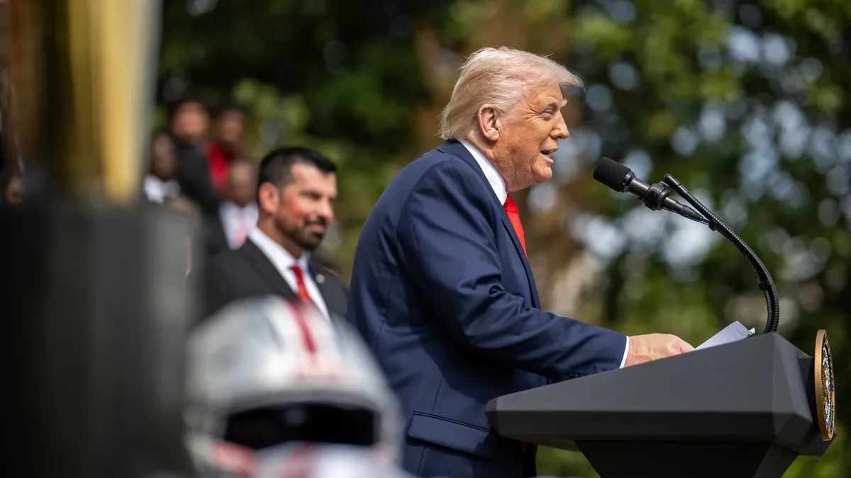 Donald Trump declară război universității Harvard (sursa: Facebook/The White House)