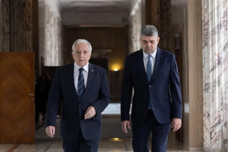 Cine este Mugur Isărescu, pe care Ciolacu îl protejează prin legea care va interzice cumulul pensie-salariu. Fost turnător al Securității, cumulează un salariu și o pensie uriașe