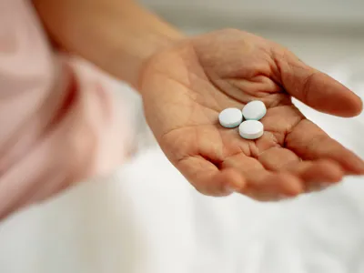Pensionarii pot primi ajutor pentru medicamente de la Primărie: unde există programe locale și ce acte se cer