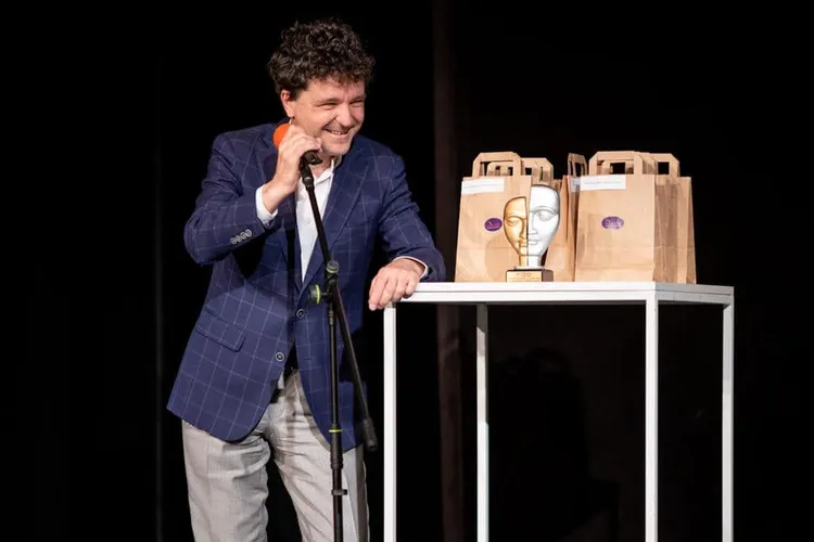 Nicușor Dan demolează blocuri de lux (sursa: Facebook/Nicușor Dan)