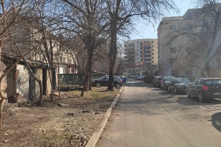 Șoferii care parchează neregulamentar, avertizați de trei ori până să fie amendați (sursa: ziaruldeiasi.ro)