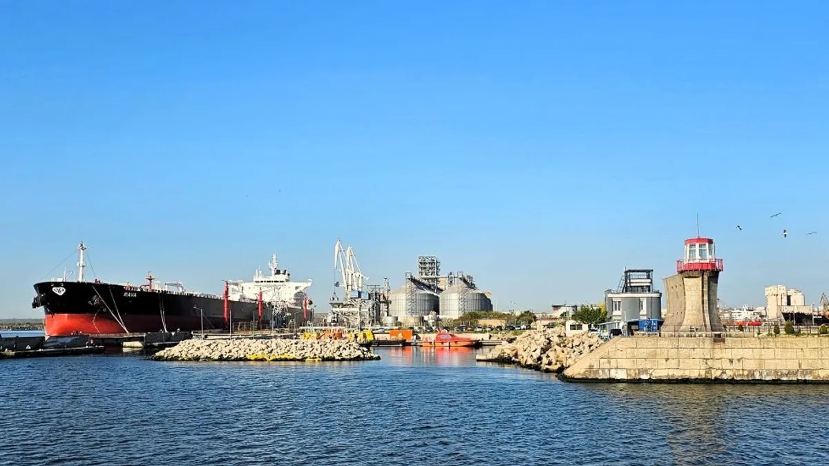 Administrația portului a știut să cumpere sisteme anti-dronă. Dar doar pentru dronele aeriene Foto: portofconstantza.com