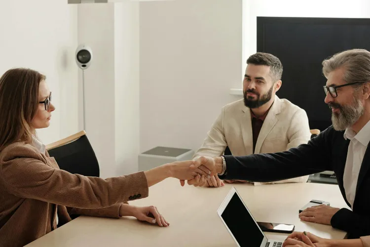 Transparența salarială, obligatorie în anunțuri (sursa: Pexels/Edmond Dantès)