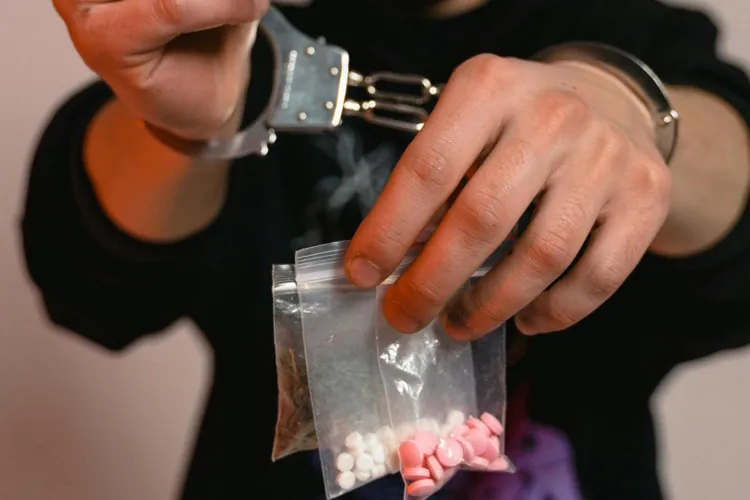 Tineri, recrutați în traficul de droguri (sursa: Pexels/MART PRODUCTION)