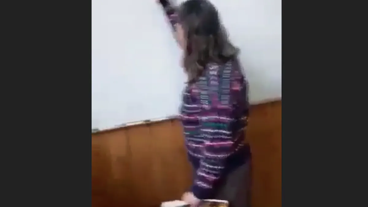 Prepuberi hărțuiesc sexual profesoara, toți filmează (sursa: phonline.ro)