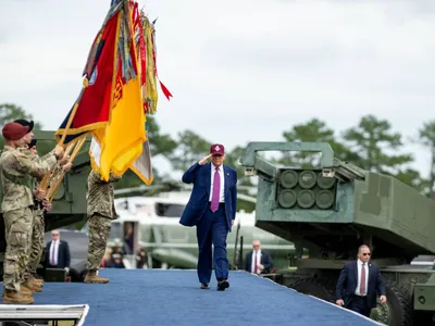 Donald Trump schimbă numele Departamentului Apărării (sursa: Facebook/The White House)