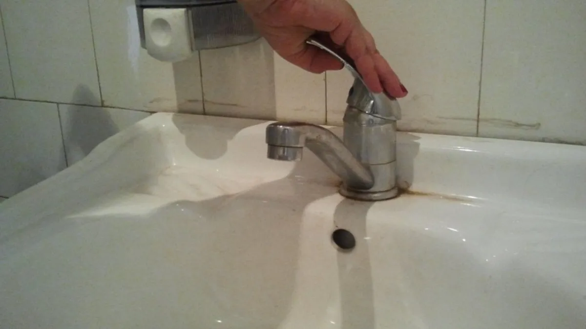 Viața la bloc: nevoile se fac în pungă și se duc la gunoi, apa rece a fost tăiată de zece zile (sursa: ziaruldeiasi.ro)