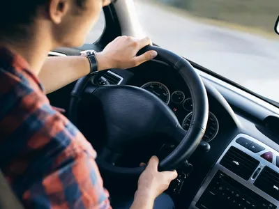 Șoferul a claxonat, pietonul s-a enervat, pumni s-au dat. Rezultat: condamnare și daune uriașe (sursa: Pexels/JESHOOTS.com)