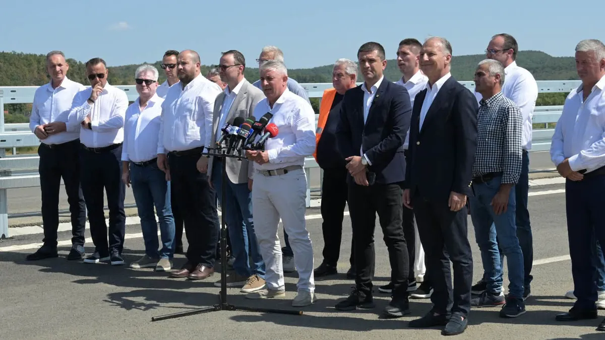 Fostul ministru Lucian Bode în centru grupului masiv de demnitari care au inaugurat un tronson de 12 km de autostradă, finalizat cu mare întârziere