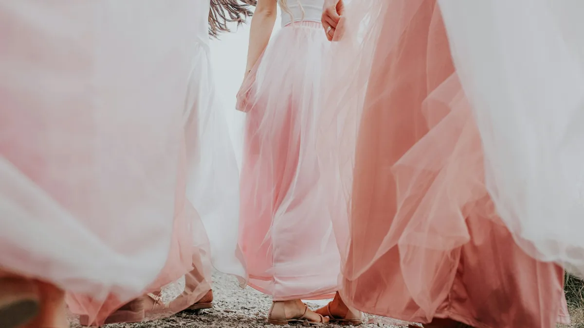 Prim-plan cu femei tinere îmbrăcate în rochii elegante