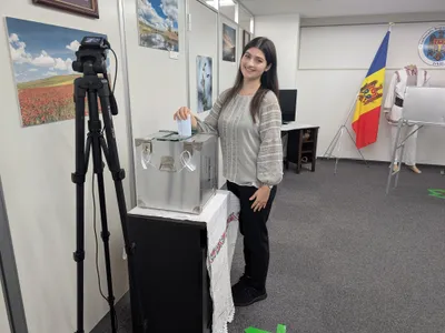 Primul alegător la scrutinul din Moldova, o studentă din Japonia Foto: Facebook