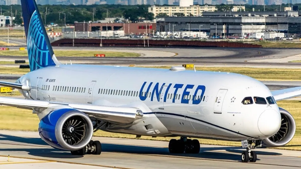 Și piloții își mai uită pașaportul (sursa: Facebook/United)