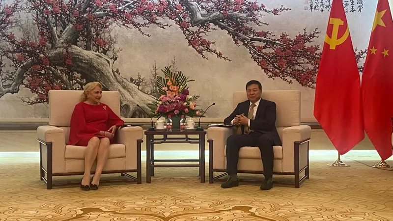 În timp ce NATO consideră China comunistă o amenințare, foștii premieri PSD Dăncilă și Adrian Năstase se laudă cu vizitele la Beijing Foto: Facebook