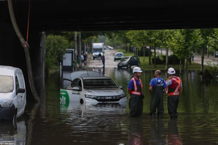 Bucureștiul se pregătește de noi inundații: cod galben de ploi torențiale