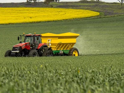 Bani de la UE: măsuri de sprijin pentru fermierii afectați de creșterea prețurilor la îngrășăminte
