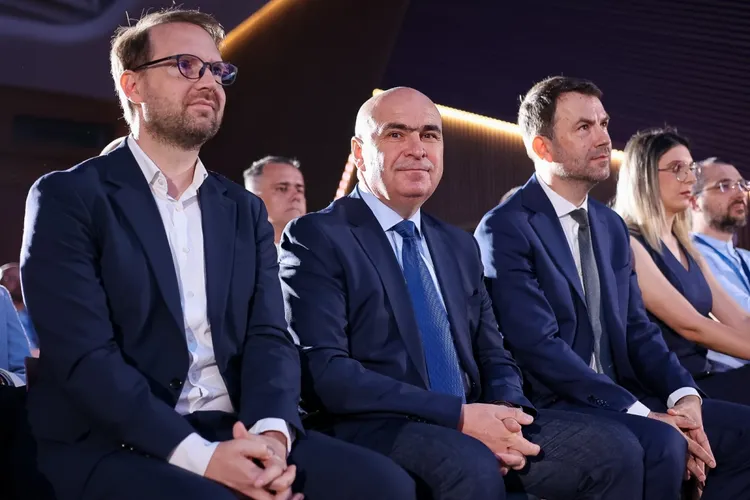 Tăierile se amână, guvernul Bolojan își asumă răspunderea doar pe majorările de taxe. Bolojan și USR, contra PSD și UDMR Foto: Facebook