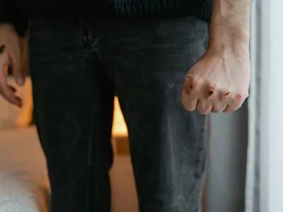 Bătută de soț, nevoită să-l apere în instanță (sursa: Pexels/MART PRODUCTION)