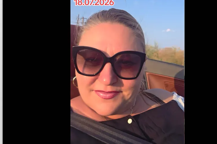 VIDEO Șoșoacă merge pe Litoral cu o decapotabilă de fițe și se filmează, încântată. Ea poartă ochelari Gucci