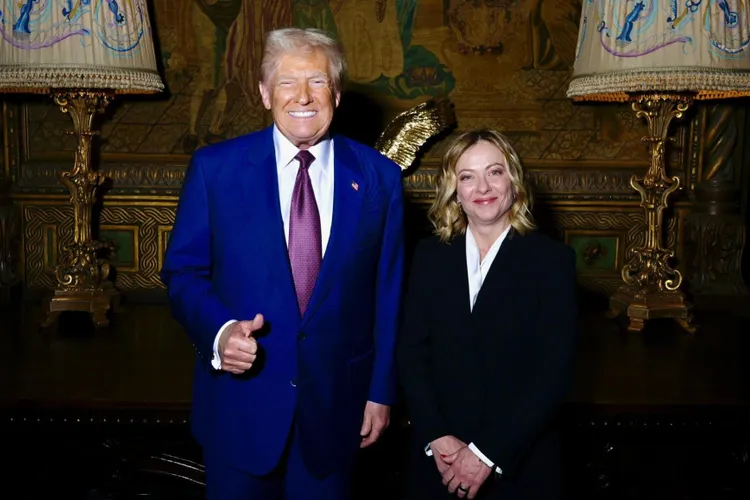 Giorgia Meloni și Trump, întâlnire surpriză (sursa: X/America)