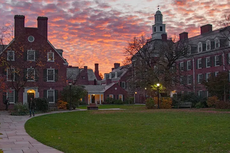 Rusia a declarat „indezirabilă” Universitatea Yale (sursa: Facebook/Yale University)