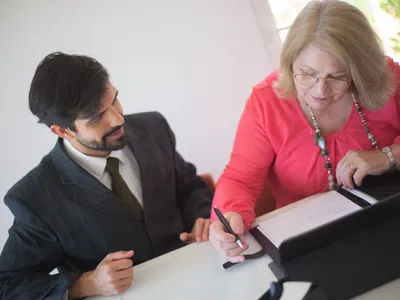 Pensionarii pot lua mai ușor bani de la CAR decât de la bancă, dar există riscuri: costurile și capcanele din contract