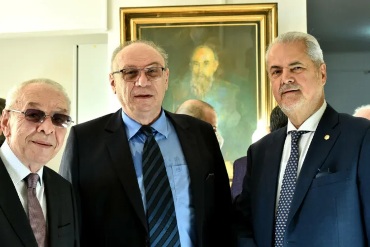 Probabil cel mai bine plătit bugetar: Marian Enache, încadrat în poză de foștii colegi de partid Năstase și Văcăroiu Foto: Pro TV