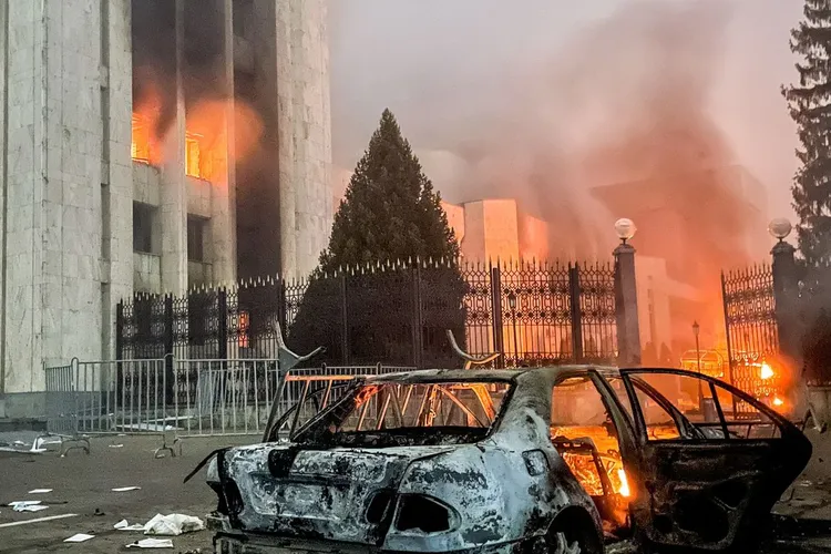 Kazahstan, pro-Ucraina, se leapădă de Putin. În imagine, efecte ale protestelor din ianuarie (sursa: wsj.com)