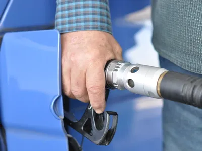 Prețul barilului de petrol în scădere (sursa: Pixabay)