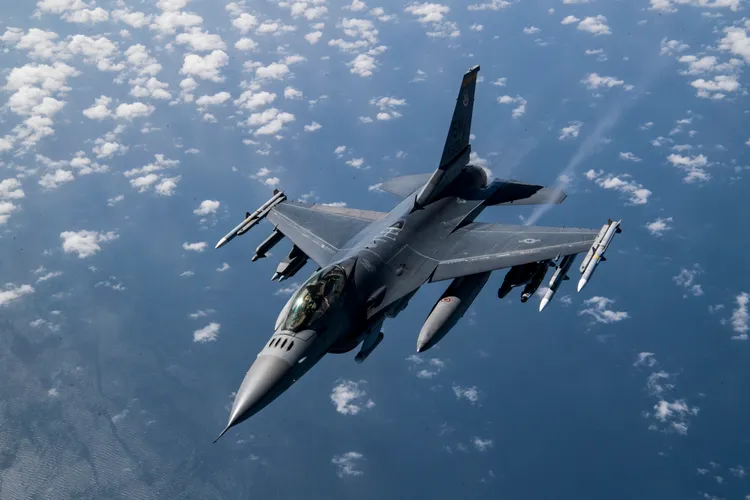 Cea mai importantă misiune a României pentru Kiev: antrenarea piloților ucraineni pe F-16, avioanele de vânătoare care pot crește major șansele împotriva trupelor rusești