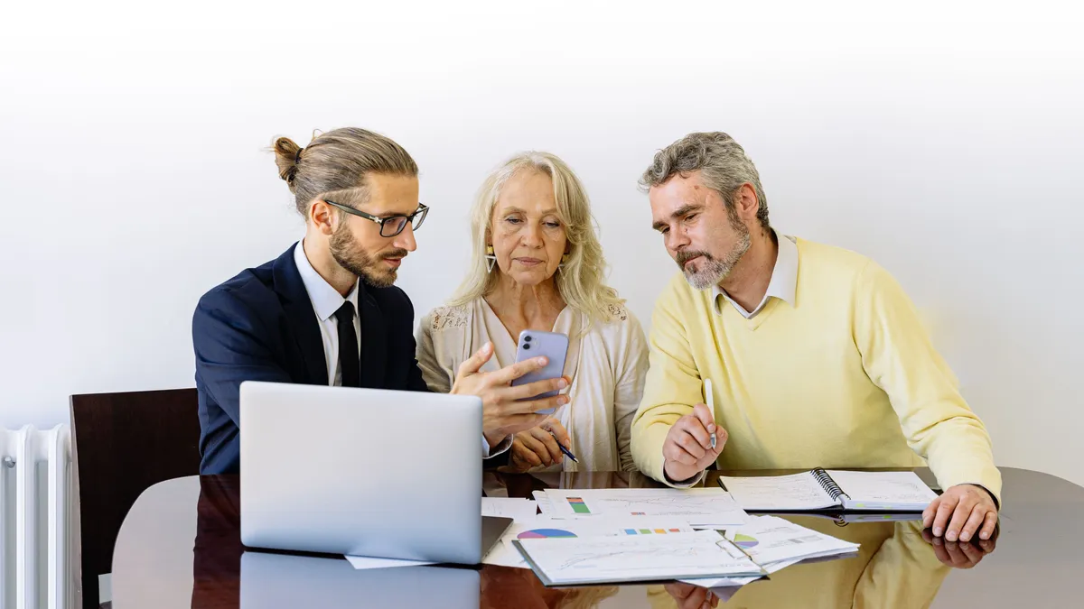 Pensionară care verifică și semnează documente