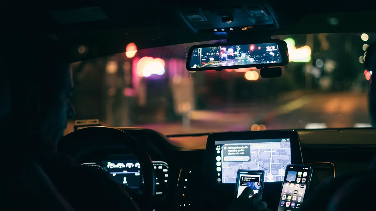 Firmele de ridesharing angajează masiv la negru (sursa: Pexels/Erik Mclean)