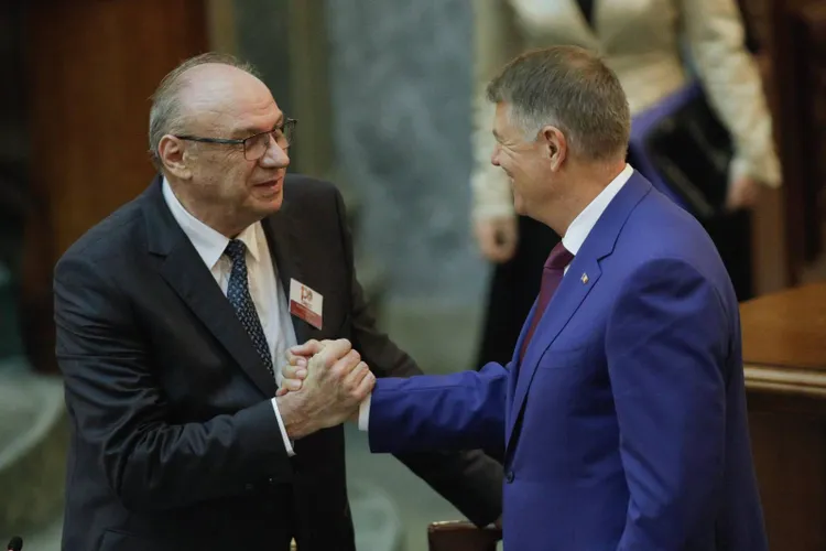 Klaus Iohannis decorează judecători ai CCR (sursa: Inquam Photos/George Călin)