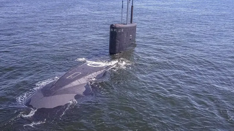 Rusia lansează rachete de pe submarinele din Marea Neagră Foto: hisutton.com