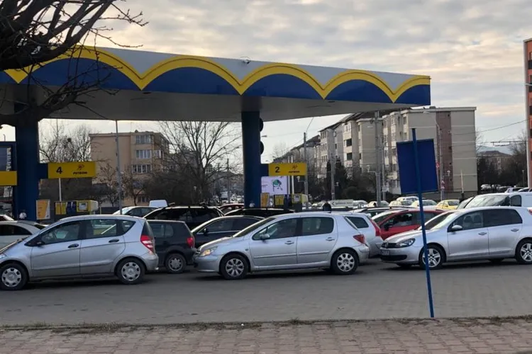 Prețul barilului de petrol a căzut sub 100 USD Foto: Coadă la benzină, Europa FM