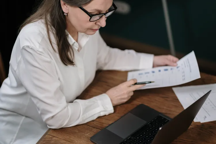 Cât pierd pensionarii prin CASS și impozit: ce sumă ia statul și cum verifici dacă pensia netă este calculată corect