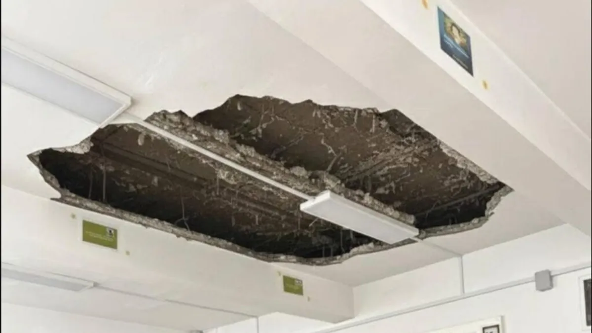 Tavan prăbușit într-un liceu din Iași (sursa: ziaruldeiasi.ro)