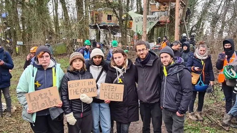 Polițiști blocați în noroi la Lutzerath (sursa: Twitter/Greta Thunberg)