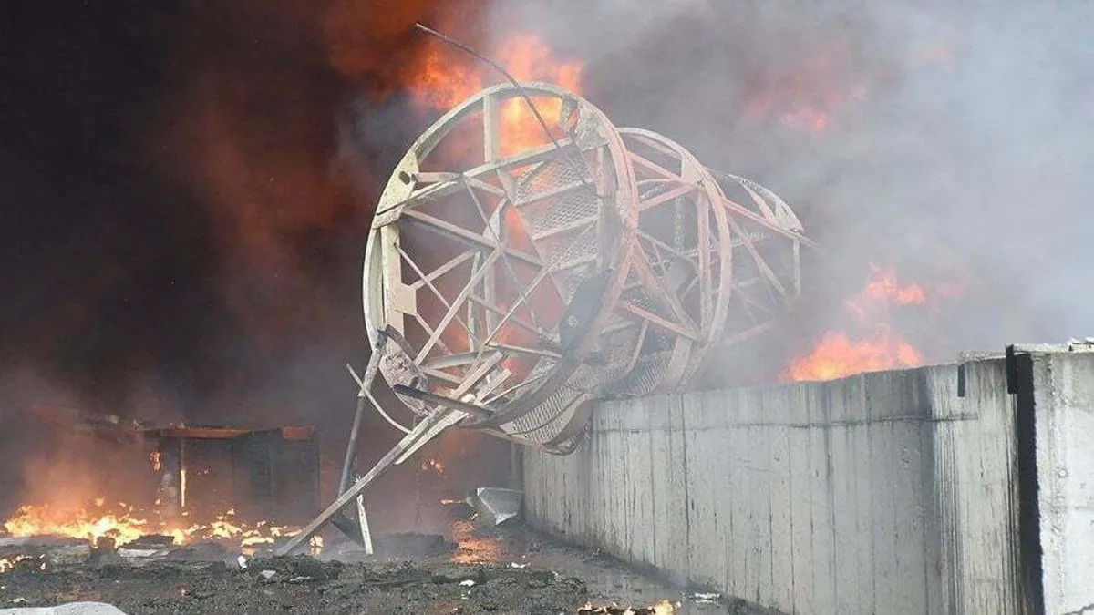 Rusia a bombardat două depozite de cereale din Nikolaev (sursa: Twitter/@UkrWarReport)