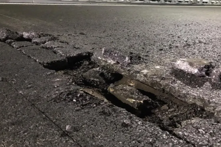 CNAIR, amendată pentru gropile de pe autostradă, care avariază mașinile. Amenda, ridicol de mică