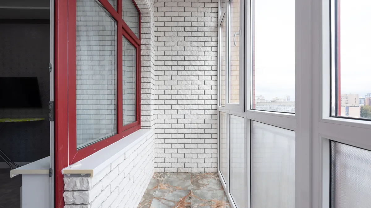 Balcon închis cu geamuri termoizolante, într-un apartament de bloc