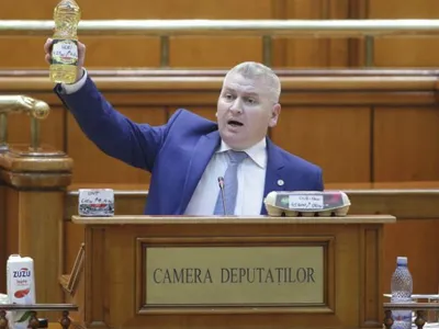 AUR: amenzi pentru cei care nu pupă drapelul. Presa, amendată dacă n-are emisiuni despre tricolor
